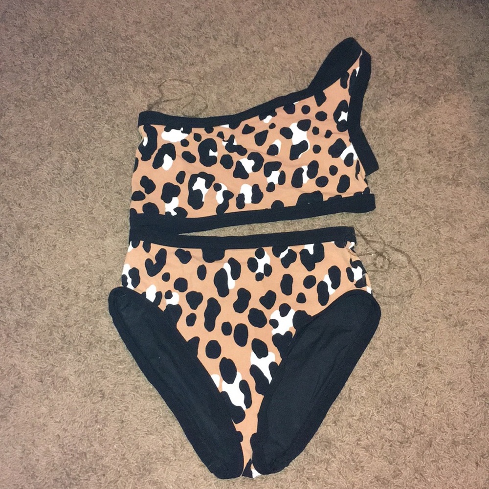 Michael Kors Black / Leopard Reversible One Shoulder Maillot - Picture 5 of 12